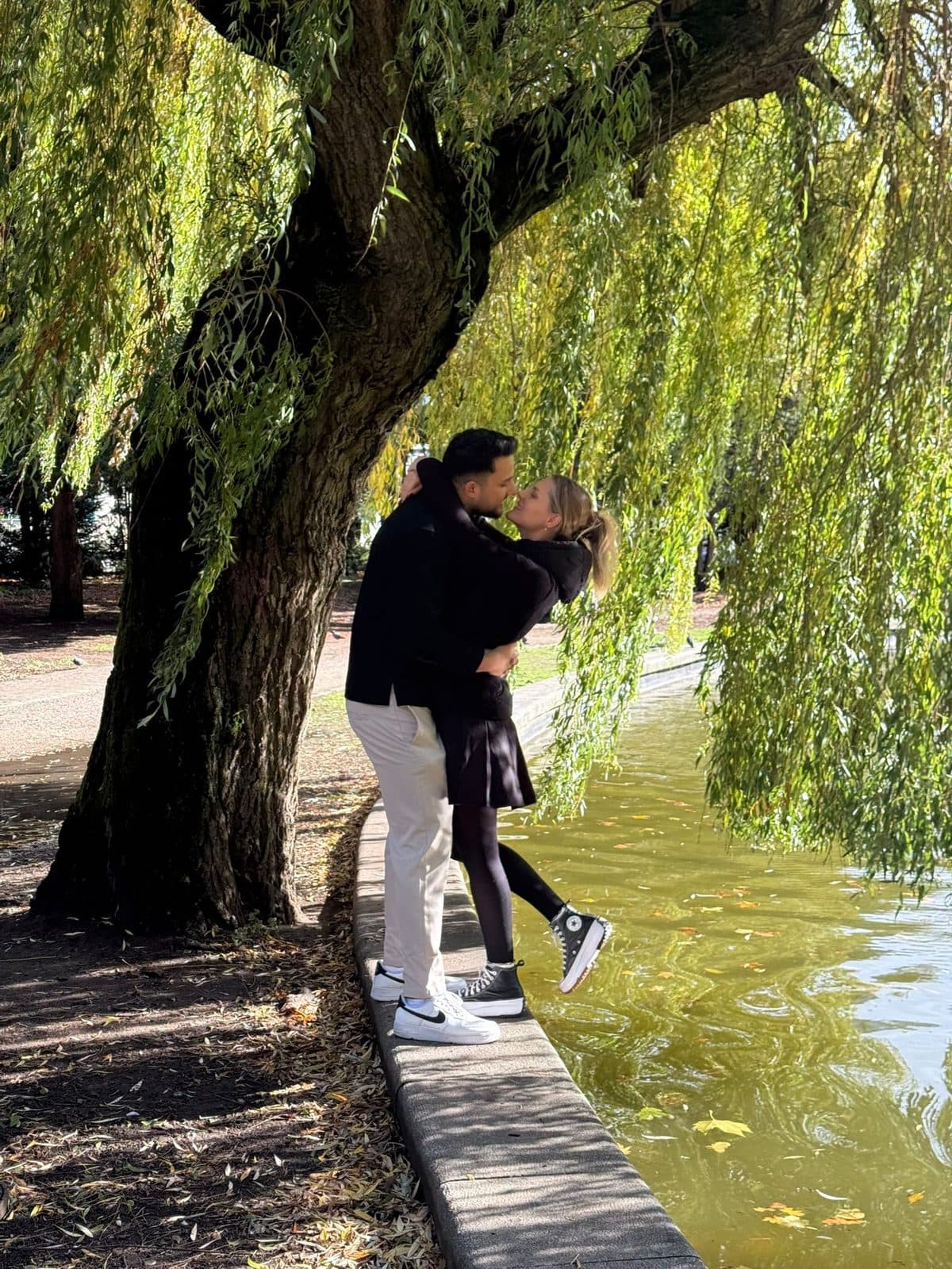 Kaan und Lia unter einem Baum
